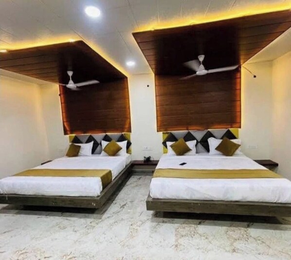 Habitación cuádruple familiar | Escritorio, espacio para trabajar con laptop y wifi gratis