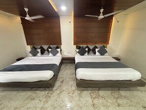 Family Quadruple Room | Desk, laptop workspace, free WiFi