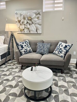 Living area - Richmond hill bright semi-basement studio close to Yonge st (Richmond Hill)