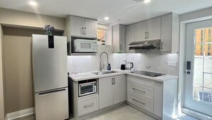 Private kitchen - Richmond hill bright semi-basement studio close to Yonge st (Richmond Hill)