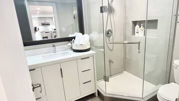 Douche, séchoir à cheveux, serviettes fournies, savon