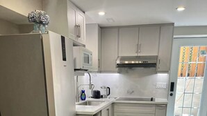 Private kitchen - Richmond hill bright semi-basement studio close to Yonge st (Richmond Hill)