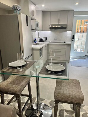 Private kitchen - Richmond hill bright semi-basement studio close to Yonge st (Richmond Hill)