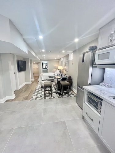 Richmond hill bright semi-basement studio close to Yonge st