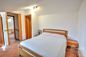 3 slaapkamers, een strijkplank/strijkijzer, internet, beddengoed