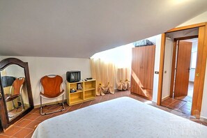3 habitaciones, tabla de planchar con plancha, internet y ropa de cama 
