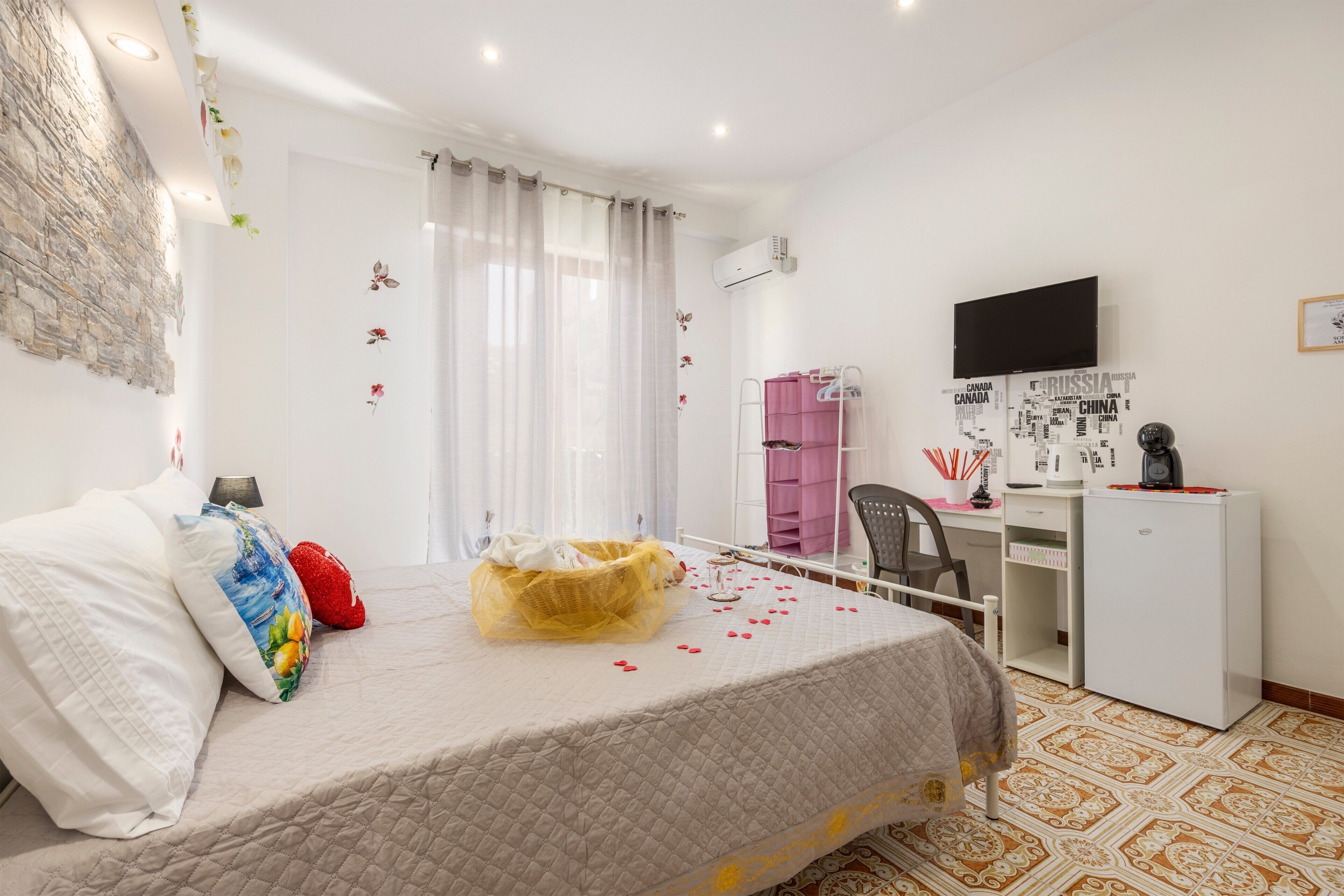 2 bedrooms, WiFi, bed sheets