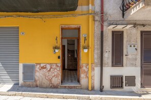 Exterior detail - Apartment 'Sole e Amore' with Balcony, Wi-Fi and Air Conditioning (Casteldaccia)