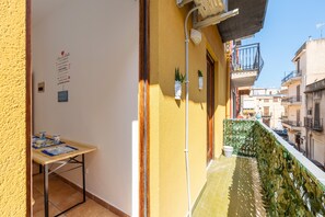 Outdoor dining - Apartment 'Sole e Amore' with Balcony, Wi-Fi and Air Conditioning (Casteldaccia)