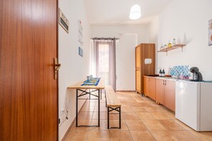Réfrigérateur, micro-ondes, plaque de cuisson, cafetière/bouilloire