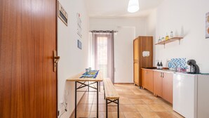 Une cuisine avec une table, un banc et des placards en bois.
