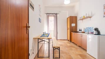 Kjøleskap, mikrobølgeovn, kokeplater og kaffetrakter/tekoker