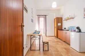 Fridge, microwave, stovetop, coffee/tea maker - Apartment 'Sole e Amore' with Balcony, Wi-Fi and Air Conditioning (Casteldaccia)