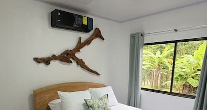 Cozy 2-bedroom cabin in charming Provincia de Alajuela with AC