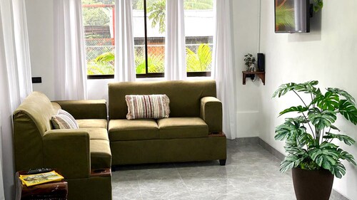 Cozy 2-bedroom cabin in charming Provincia de Alajuela with AC