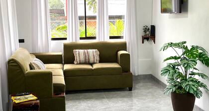 Cozy 2-bedroom cabin in charming Provincia de Alajuela with AC