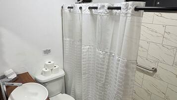 Ducha, secador de pelo, toallas, jabón