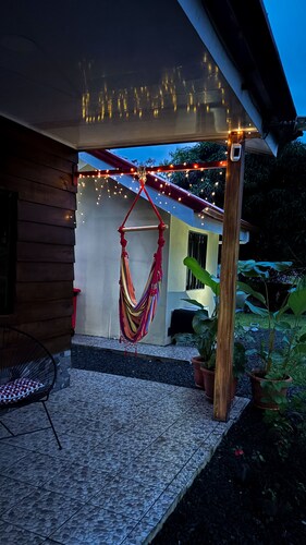 Cozy 2-bedroom cabin in charming Provincia de Alajuela with AC