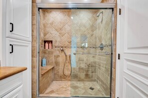 Dusche, Haartrockner, Handtücher
