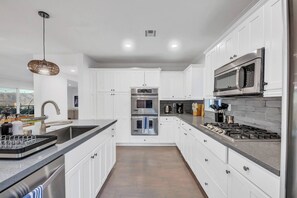 Kjøleskap, mikrobølgeovn, ovn og kokeplater