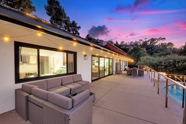 Terrace/patio - 4BR Hilltop Villa by Universal Studios with Pool and Jacuzzi Amazing Views (Los Angeles)