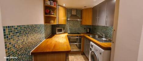 ثلاجة، ميكروويف، فرن، موقد طهي مسطح