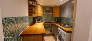 Fridge, microwave, oven, stovetop - Charming Studio Flat in Notting hill Gate (London)