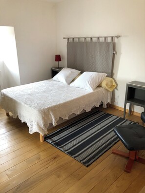 1 bedroom, bed sheets