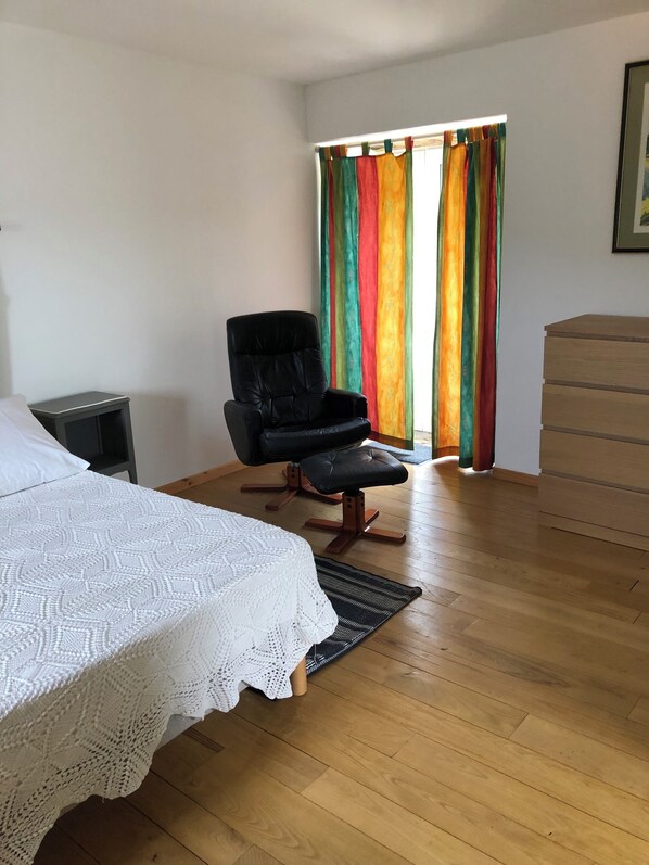 1 bedroom, bed sheets