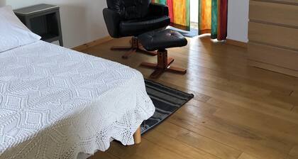 Petit gĂźte en Cevennes avec ateliers dâartisan