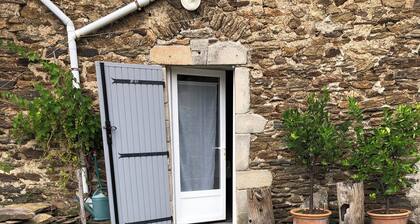 Petit gĂźte en Cevennes avec ateliers dâartisan