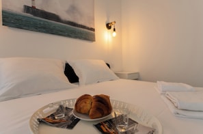 4 bedrooms, iron/ironing board, internet, bed sheets