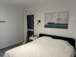 4 bedrooms, iron/ironing board, internet, bed sheets