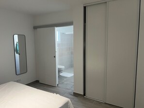 4 bedrooms, iron/ironing board, Internet, bed sheets