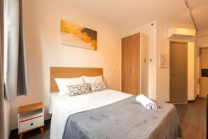 Iron/ironing board, bed sheets