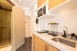 Microwave, oven, coffee/tea maker, cookware/dishes/utensils