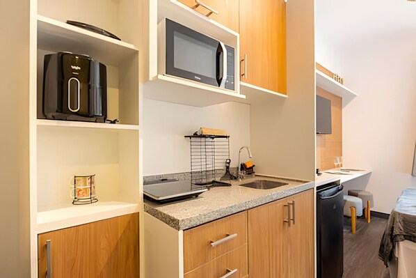 Micro-ondes, four, cafetière/bouilloire