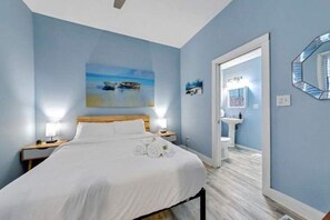 5 habitaciones, escritorio y tabla de planchar con plancha