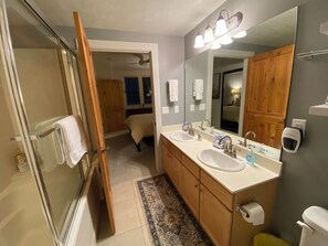 Hair dryer, towels, soap, toilet paper - Park City / Kimball Junction - 2-bed 2-bath Condo - Free Covered Parking, AC (Park City)