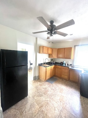 Frigorífico, microondas, horno y placa de cocina