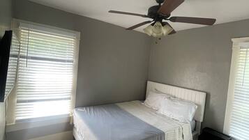 2 bedrooms, desk, iron/ironing board, WiFi