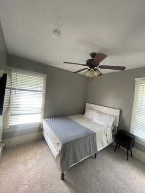 2 bedrooms, desk, iron/ironing board, WiFi