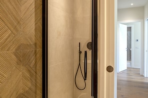 Dusche, Haartrockner, Bidet, Handtücher