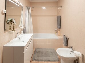 Dutxa, assecador de cabells, bidet i tovalloles 