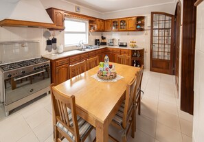 Fridge, microwave, oven, stovetop - THE SHIP'S HOUSE (Açores)