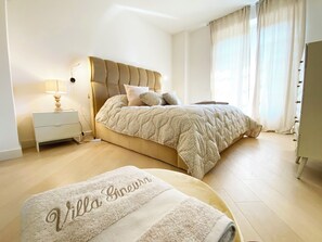 6 bedrooms, iron/ironing board, Internet, bed sheets