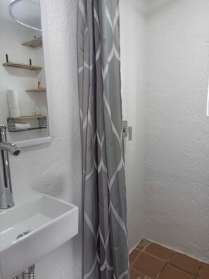 Douche, sèche-cheveux, serviettes fournies, shampoing