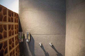 Douche, sèche-cheveux, serviettes fournies, shampoing