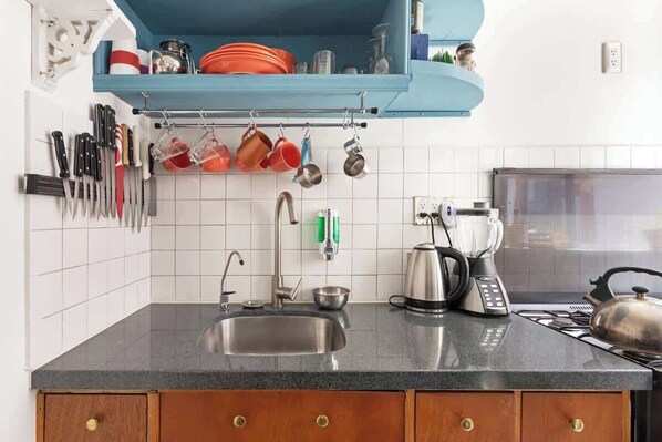 Fridge, oven, stovetop, coffee/tea maker