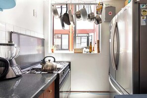 Fridge, oven, stovetop, coffee/tea maker